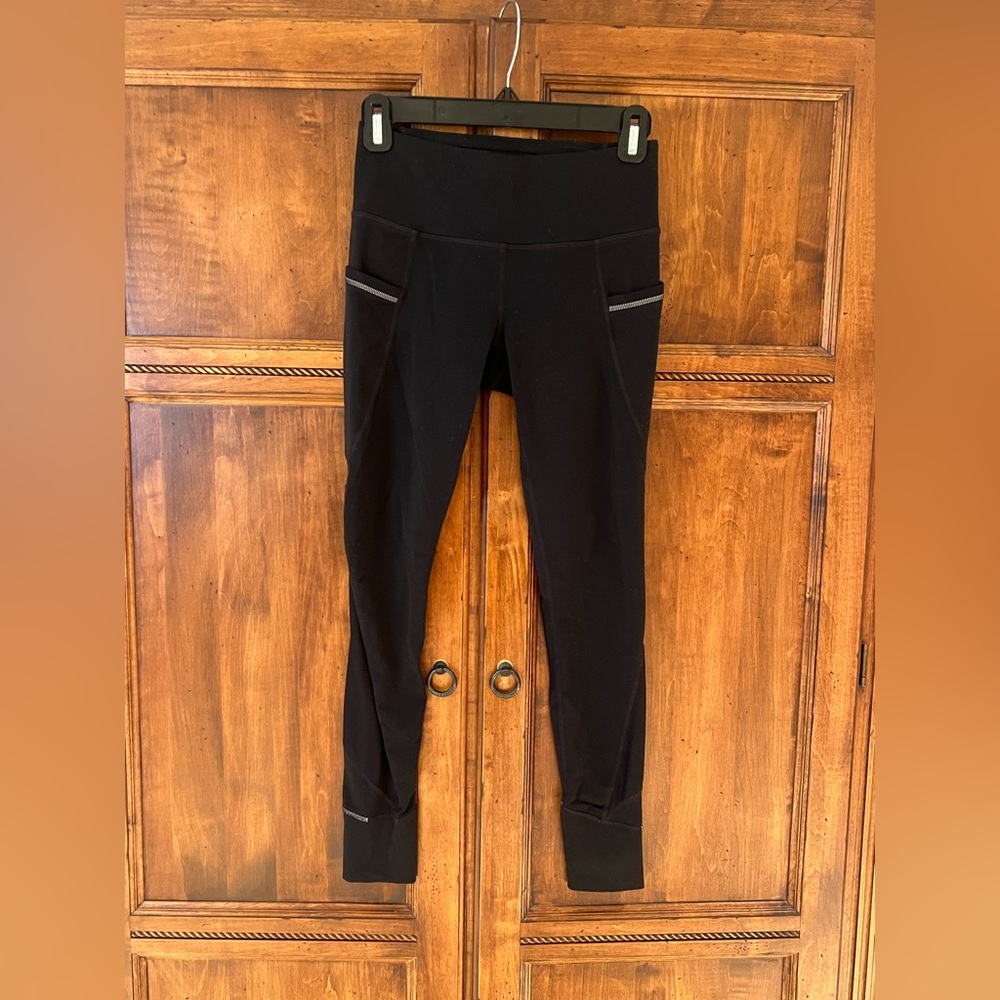 Athleta Black WorkOut | XS | Side & Back Pockets | Mesh On Bottom Leg |Like New